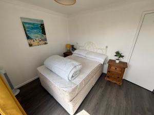 124, Three bed two storey chalet on Bermuda holiday park, Hemsby - Sleeps 7, bed linen and towels included with onsite entertainment and further entertainment close by - includes balcony