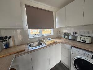 124, Three bed two storey chalet on Bermuda holiday park, Hemsby - Sleeps 7, bed linen and towels included with onsite entertainment and further entertainment close by - includes balcony