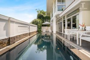 The Tropic Moderne Villa - Luxury Beachside Villas with Private Pool