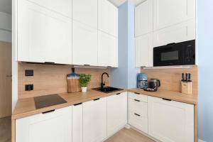 Stylowy Apartament z Klimatyzacją i Parkingiem Blisko Plaży by Noclegi Renters