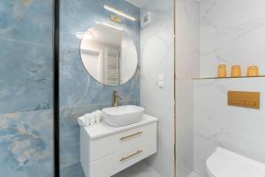 Stylowy Apartament z Klimatyzacją i Parkingiem Blisko Plaży by Noclegi Renters