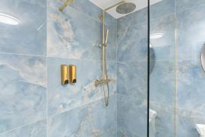 Stylowy Apartament z Klimatyzacją i Parkingiem Blisko Plaży by Noclegi Renters