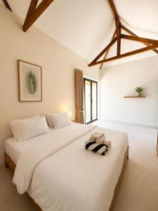 Stunning Newly Renovated 3BRVilla-Walk to theBeach