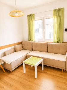 Central Comfort Apartment 5 Minute Walk to Beach, Free Parking, 2 BR