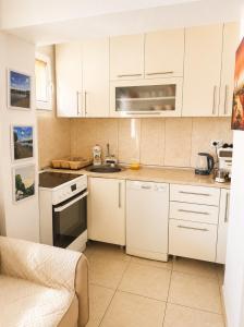 Central Comfort Apartment 5 Minute Walk to Beach, Free Parking, 2 BR
