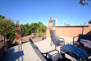 GuestHost - Cozy Terrace Flat Historic Center