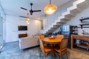 Modern 3BDR Villa - Central Canggu - Walk to Finns & Atlas Beach Club