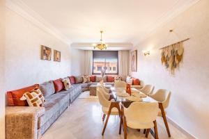 Modern Apartment with Pool, Terrace & Free Parking near Menara Mall