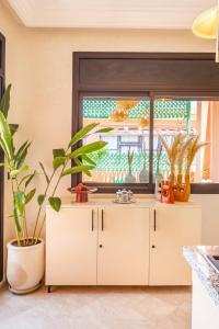 Modern Apartment with Pool, Terrace & Free Parking near Menara Mall