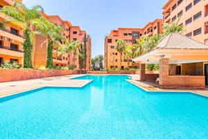 Modern Apartment with Pool, Terrace & Free Parking near Menara Mall
