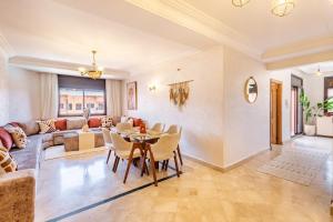 Modern Apartment with Pool, Terrace & Free Parking near Menara Mall