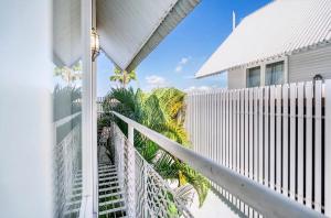 Modern 3BDR Villa - Central Canggu - Walk to Finns & Atlas Beach Club