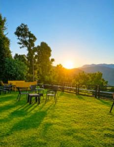 Mountain View Room w Balcony Cozy Stay in Kud