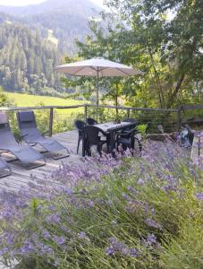 KNOTTN HÜTTL Historisches Bauernhaus ganz für euch in ALLEINLAGE in SÜDTIROL eine Zeitreise sowie Rückzugsort in den Bergen mit privater Gartenterrasse ideal für Kleingruppen Freunde und Familien mit Hund Ski-und Wandergebiet in der Nähe