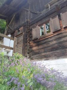KNOTTN HÜTTL Historisches Bauernhaus ganz für euch in ALLEINLAGE in SÜDTIROL eine Zeitreise sowie Rückzugsort in den Bergen mit privater Gartenterrasse ideal für Kleingruppen Freunde und Familien mit Hund Ski-und Wandergebiet in der Nähe