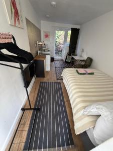 Garden Studio Flat 2 and Parking