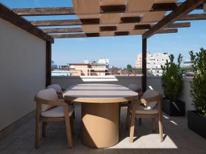 Fills Luxury Design Apartments 100m from the Beach