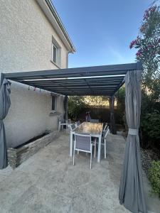 Villa avec piscine privée Proche Lyon Aéroport Saint-Exupéry Clim 10 personnes