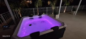 Cozy White House - Near Beach Private Jacuzzi