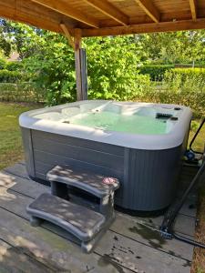 Vakantiewoning met overdekte, voorverwarmde jacuzzi in grote tuin