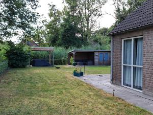 Vakantiewoning met overdekte, voorverwarmde jacuzzi in grote tuin