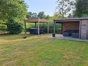 Vakantiewoning met overdekte, voorverwarmde jacuzzi in grote tuin