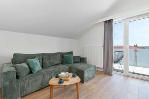 Family Apartment with a Balcony and Playground in Jastrzębia Góra by Noclegi Renters