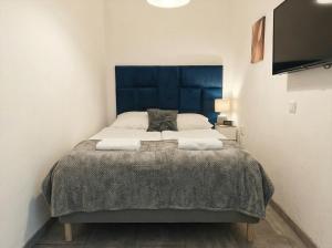 Central Belvedere private rooms in shared Aprt - 12 min from City Center