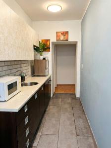 Central Belvedere private rooms in shared Aprt - 12 min from City Center