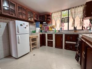 Modern 2 bedroom apartment and parking
