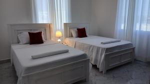 2&3 bedroom apartment near Prideinn Paradise