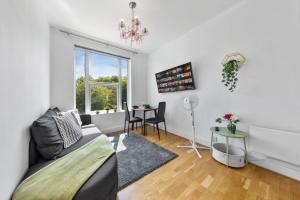 Excellent Contractor 2Bedroom flat Canary Wharf with Wifi Near DLR