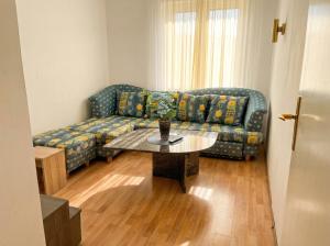 Central Belvedere private rooms in shared Aprt - 12 min from City Center