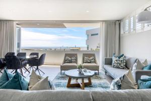 Houghton Villa Camps Bay - 5 min walk to beach