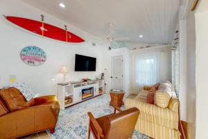 Home with pool central AC washer&dryer - walk minutes to beach