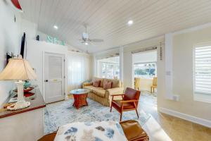 Home with pool central AC washer&dryer - walk minutes to beach