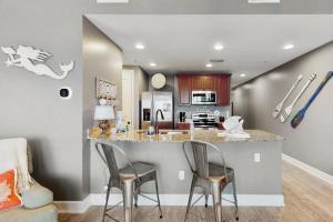 3rd-floor beach view condo with Pool Hot tub & private balcony