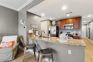 3rd-floor beach view condo with Pool Hot tub & private balcony