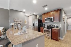 3rd-floor beach view condo with Pool Hot tub & private balcony