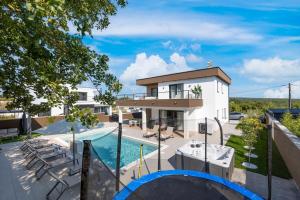Villa Azoria with pool and jacuzzi