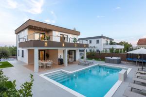 Villa Azoria with pool and jacuzzi