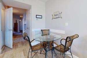 Oceanfront condo with scenic balcony washer & dryer - pool hot tub tennis access