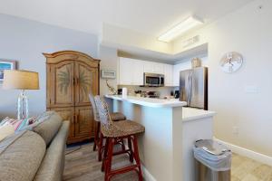 Oceanfront condo with scenic balcony washer & dryer - pool hot tub tennis access