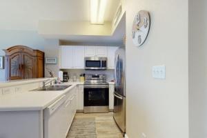 Oceanfront condo with scenic balcony washer & dryer - pool hot tub tennis access