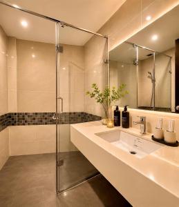Burgundy House I The Tresor D4 - Modern Cozy Escape