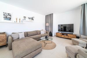 Lanz A Lot, modern 3 bed villa with private pool