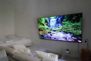 Downtown Condo w Huge TV
