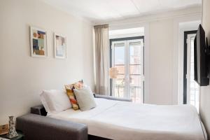 Bright Alfama Studio with AC
