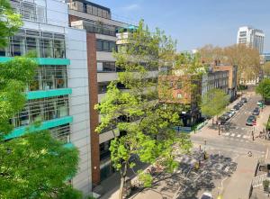 Group and Family-Friendly 3-Bed 2-Bath by Oxford St W1 Sleeps 6 so Count on Us for A Great Stay