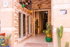 Authentic Moroccan Apt 2BR 8 min Airport AC and Parking Marrakech
